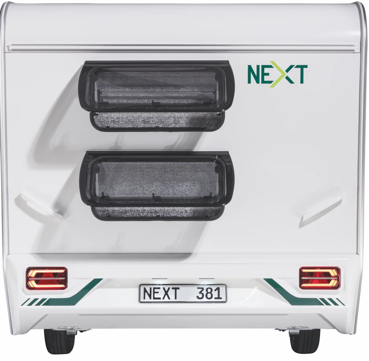 Weiße Heckansicht des NEXT 381 Caravan mit zwei weit ausgestellten Fenstern und markanten LED-Rückleuchten im Detail