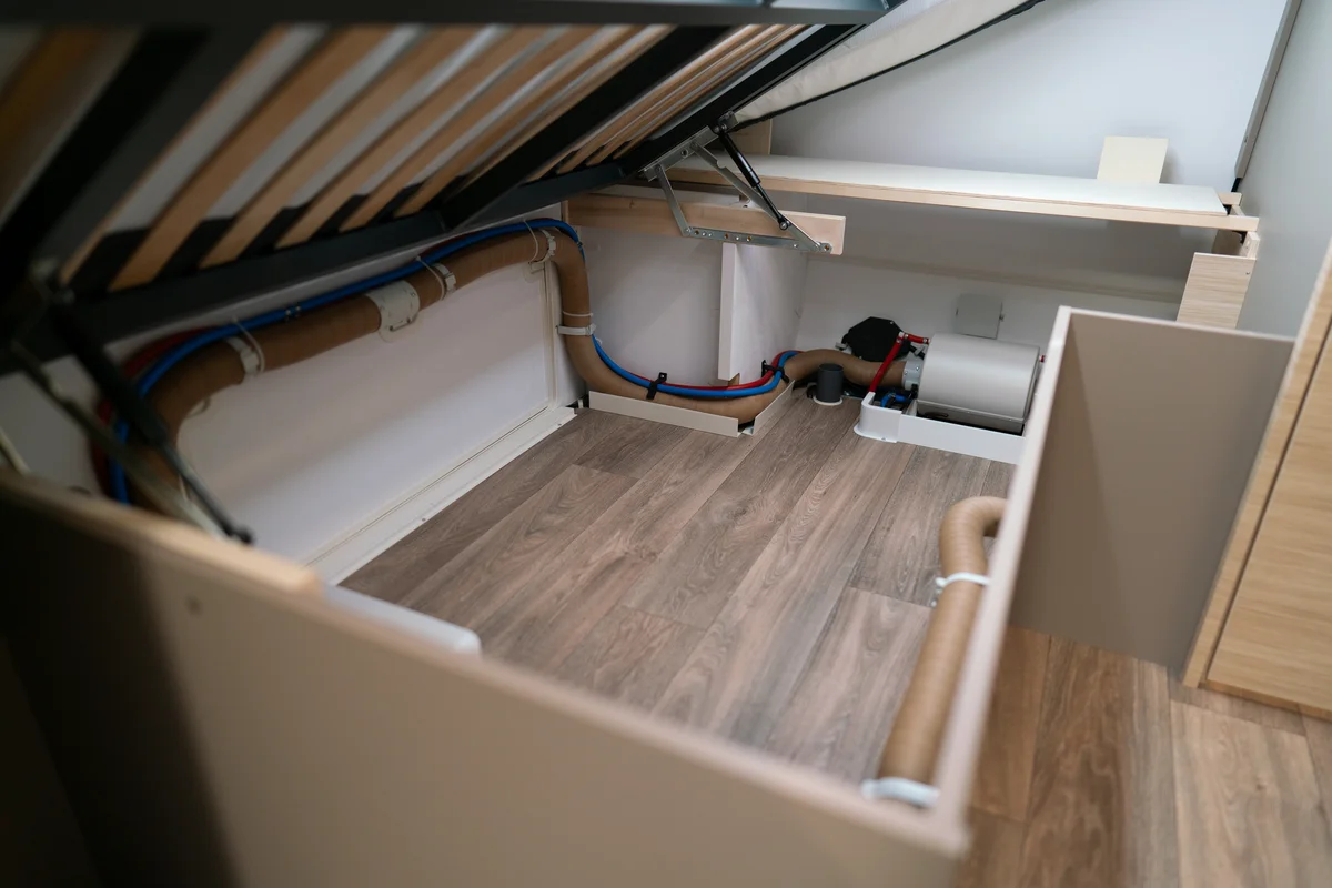 Opbergruimte onder het bed met de lattenbodem opgeklapt