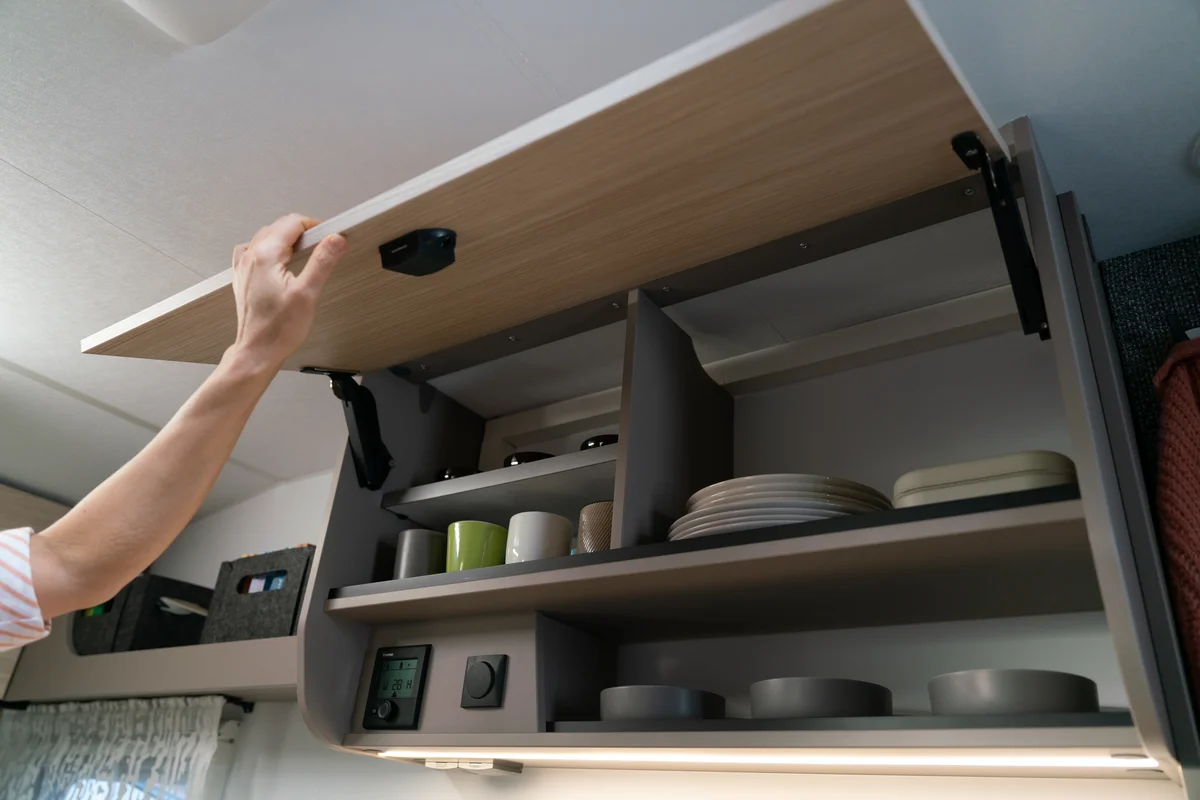 Kast met soft-close en serviesgoed