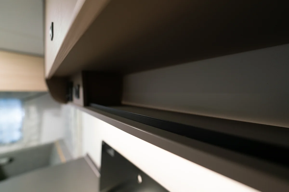 Legplank met soft-close en aanslaglijst