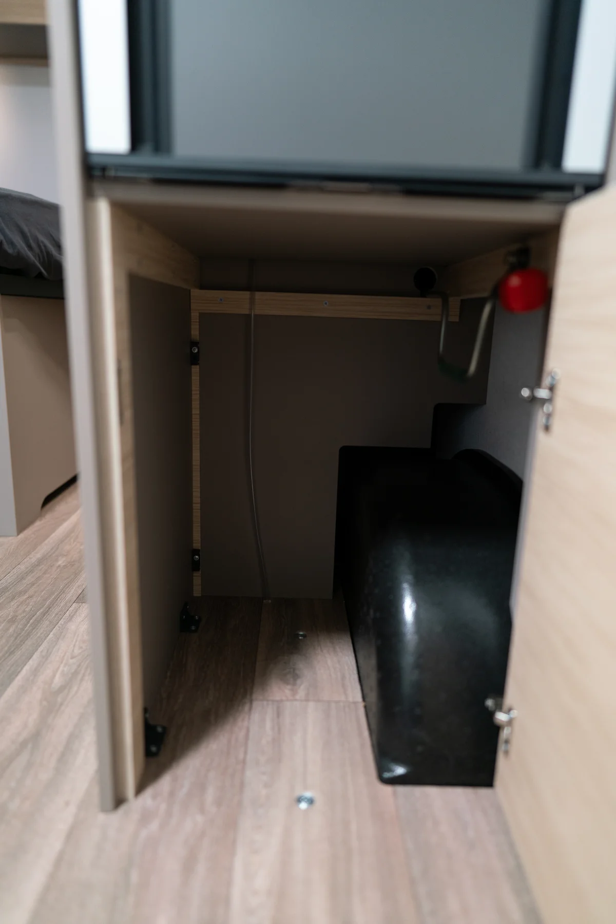 Opbergruimte onder de koelkast voor kleine caravans