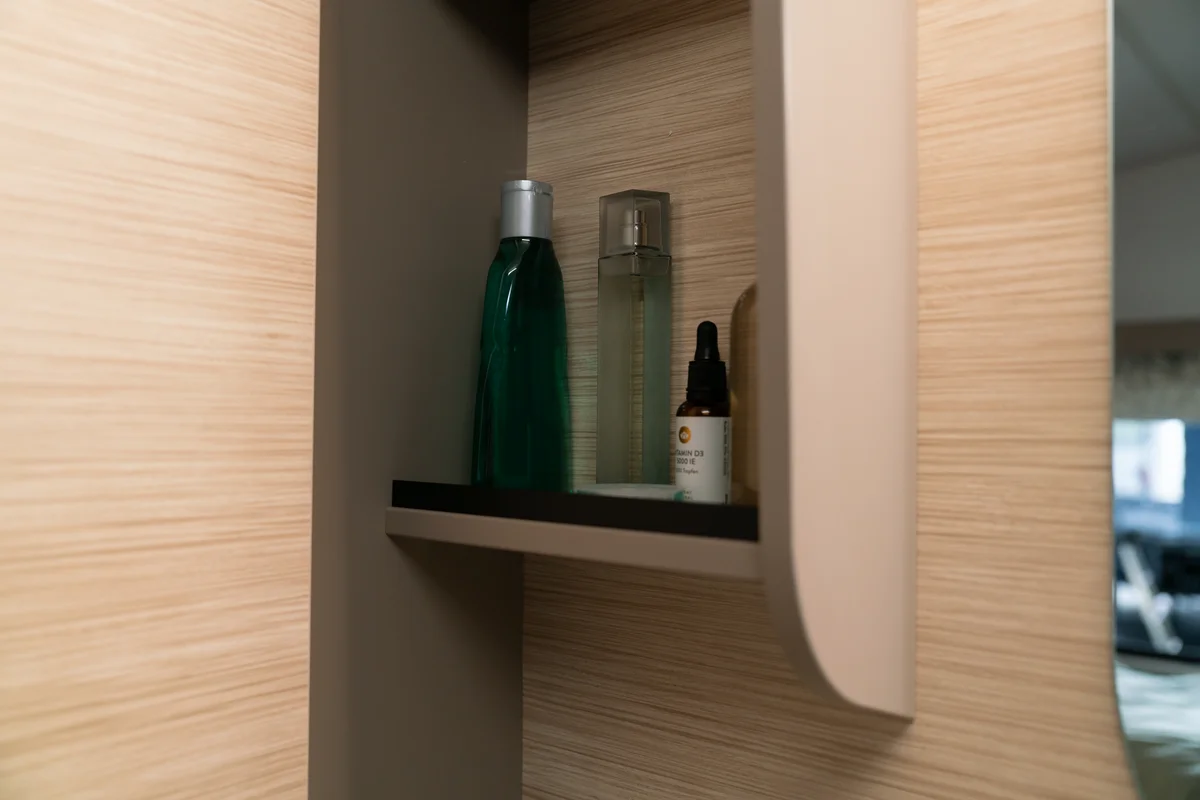 Legplank voor cosmetica en douchegel in de wasruimte
